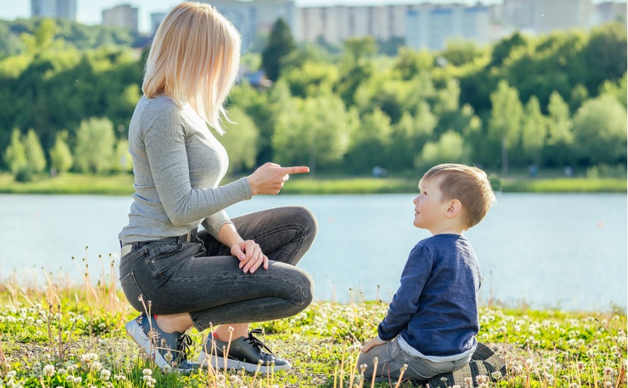 17个月大的孩子知道如何处理身体,情感和语言?