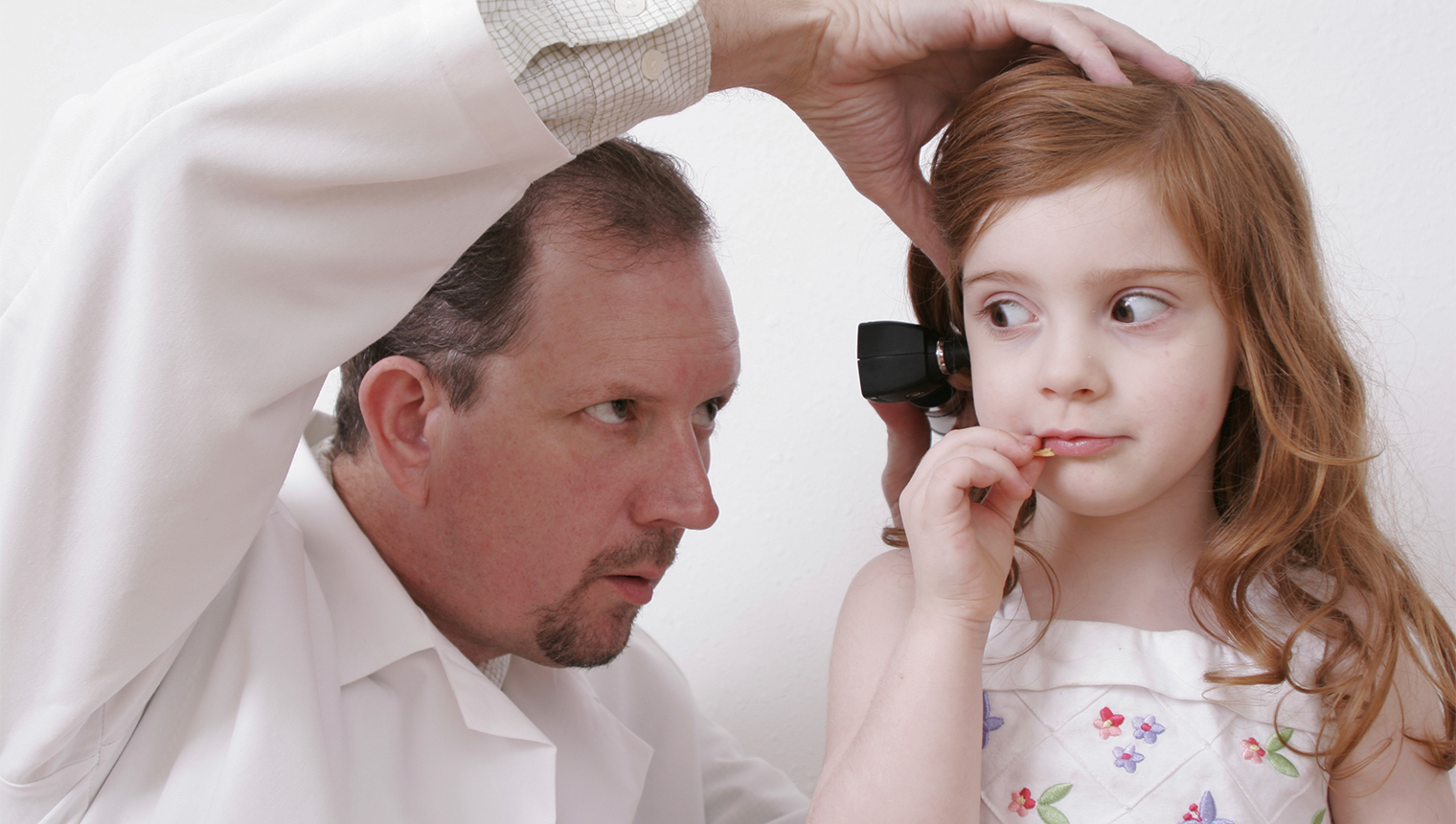 孩子耳朵红肿,妈妈要小心识别!