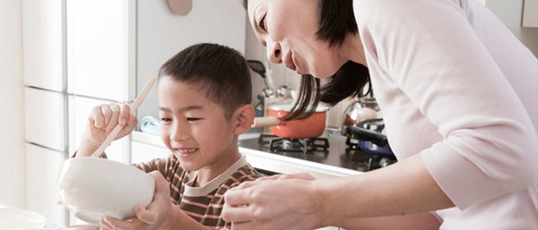 为了教孩子如何独立生活,父母避免深入干预孩子的生活