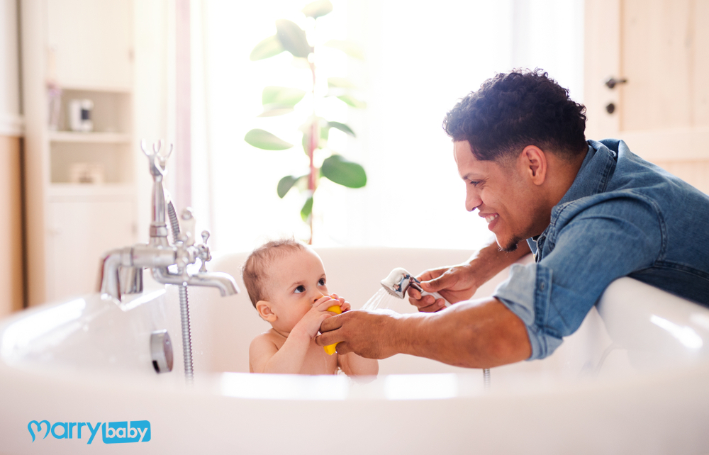 给宝宝洗澡,但每次宝宝都哭,妈妈应该知道这一点