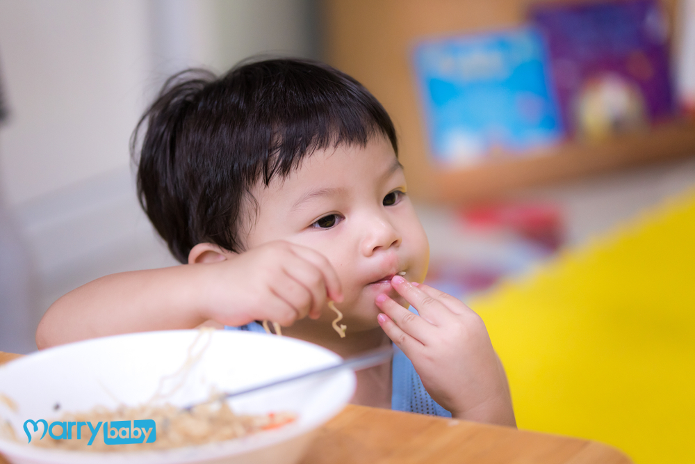 如何为宝宝煮面包面条,但仍然健康