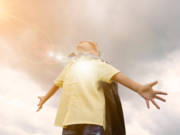 为了教孩子如何独立生活,父母避免深入干预孩子的生活