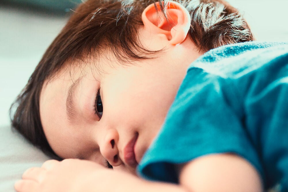 2岁儿童经常在夜间哭泣,原因和解决方法