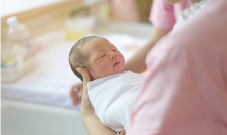 婴儿洗澡时呛水的急救指南,几分钟后可能会失去生命