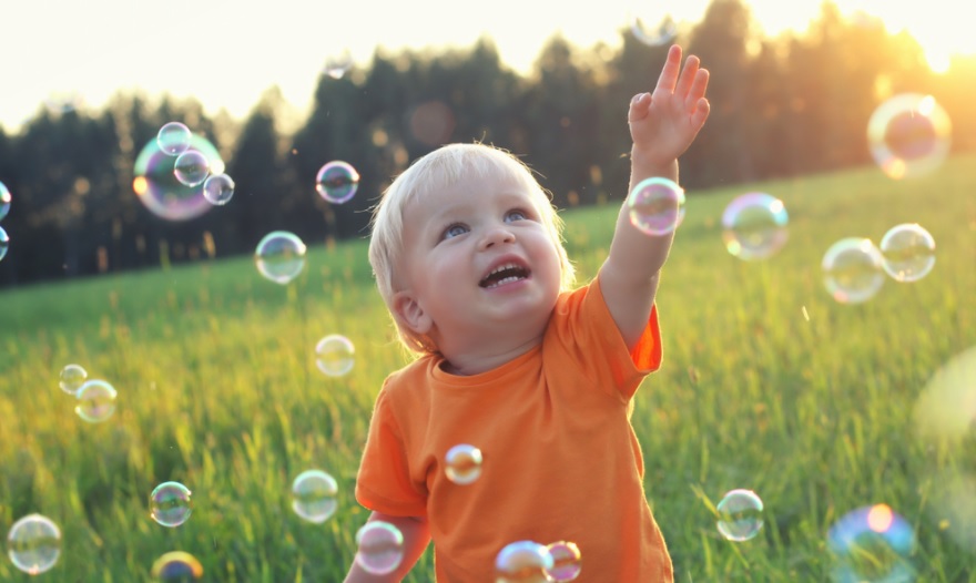 17个月大的孩子知道如何处理身体,情感和语言?