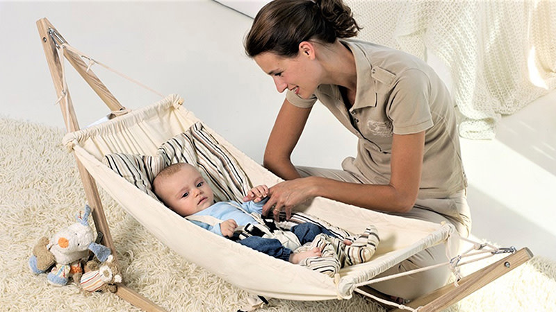 婴儿应该躺在吊床上吗?妈妈的注意事项!