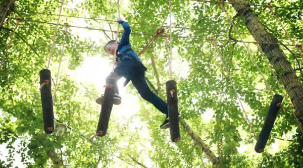 为了教孩子如何独立生活,父母避免深入干预孩子的生活