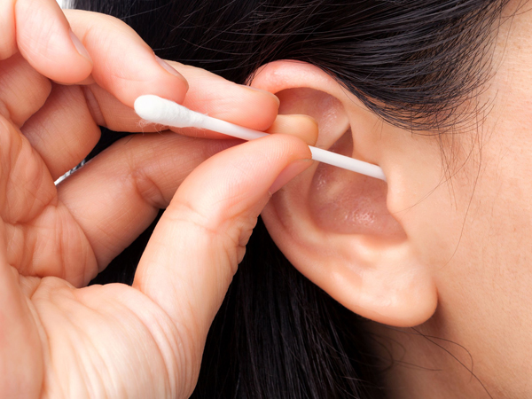 或多或少的耳垢,变色警告儿童的健康状况