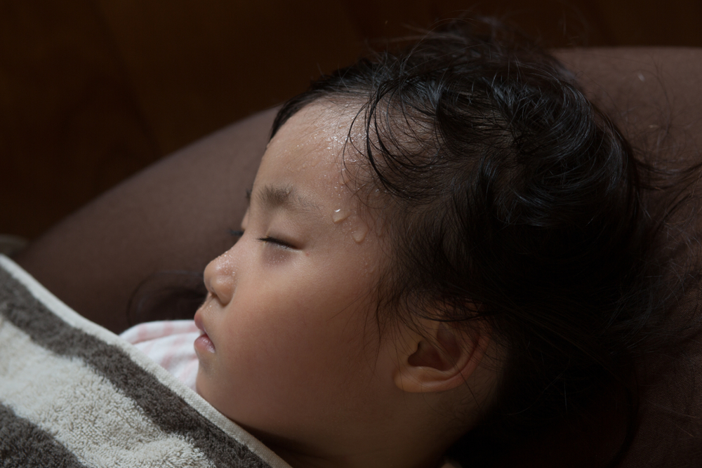 为什么6个月大的孩子即使没有生病,也仍然在背部和头部冷汗?