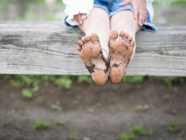 想要增加孩子的抵抗力,不要害怕让孩子玩脏东西