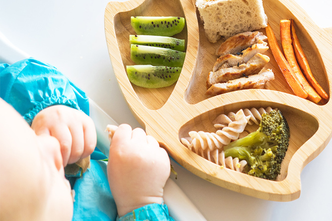 6个月大婴儿的自我命令断奶方法可帮助孩子成长