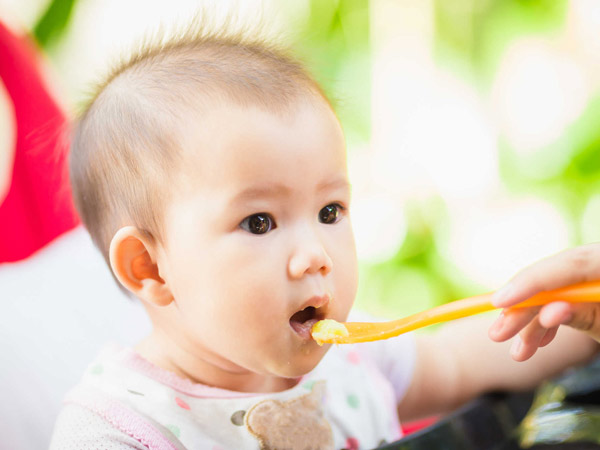 菜单上有5种安全的鱼,可供婴儿进食