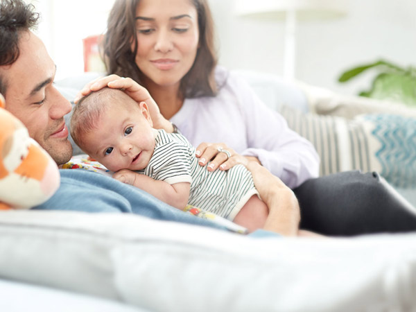 如何让新生儿与父母同床时深度睡眠