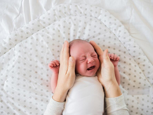 4次婴儿哭得很厉害,如何有效哄