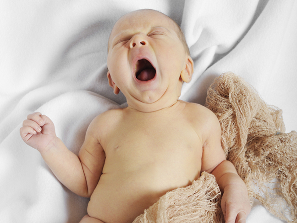 帮助母亲在婴儿吐奶时照顾和管理