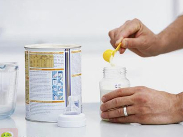 将米水混入牛奶中,有益,但... 仍然存在危险