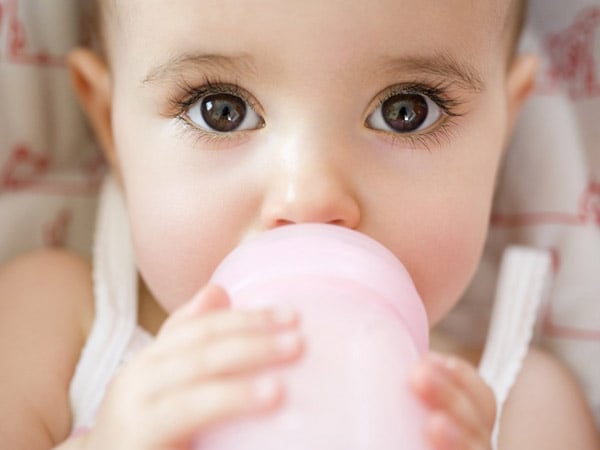 婴儿睫毛长而弯曲如何像天使一样?