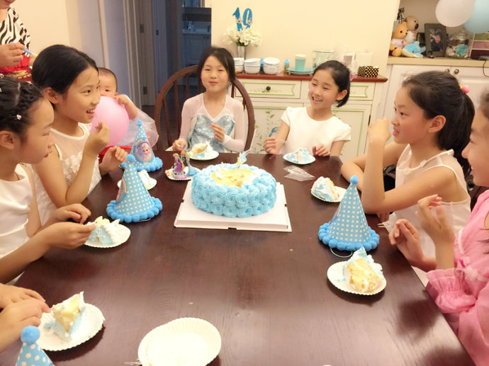 为小学生庆祝生日