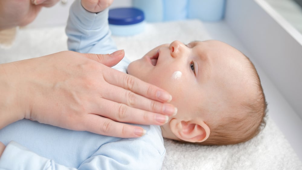 宝宝脸上红疹是怎么回事?原因和治疗