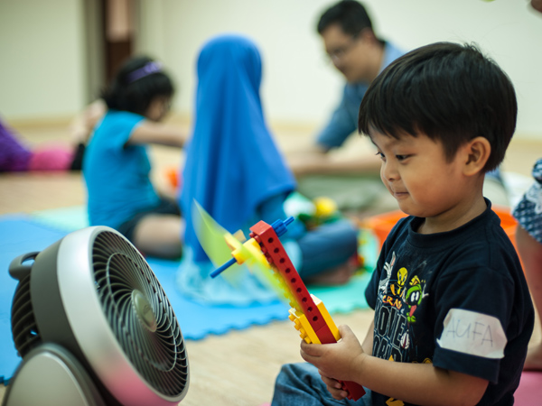 肺炎儿童应该躺在风扇上吗?
