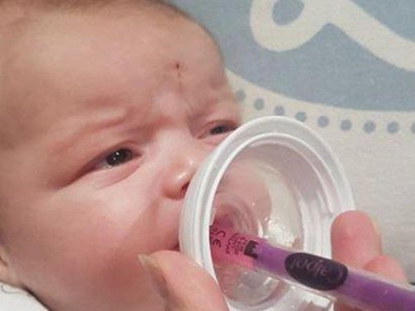 婴儿吃药的技巧就像吃糖果一样容易妈妈应该知道