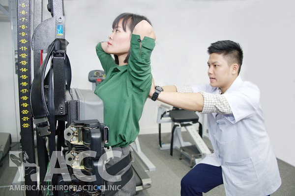 错误的孩子的姿势: 伤害妈妈和孩子!