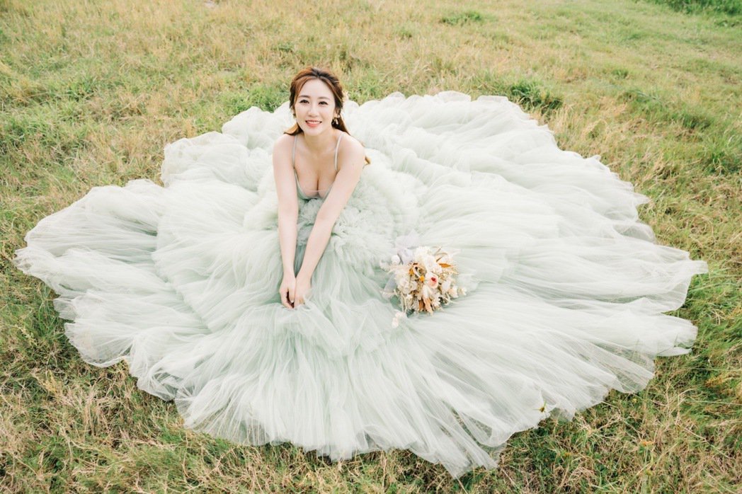 公开爆乳婚纱才两天！蔡允洁火速报喜「怀孕三个月」