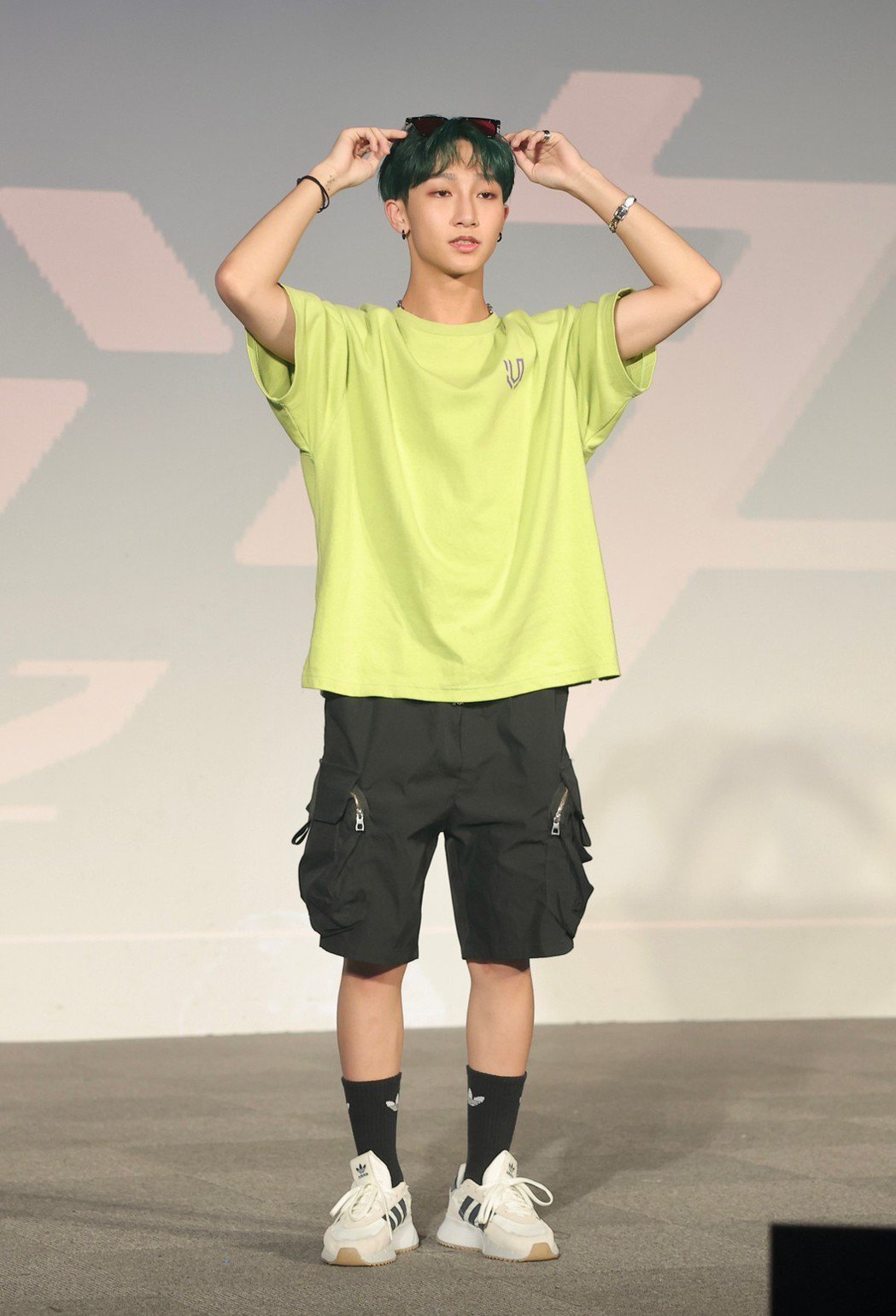 未出道先爆红！演艺圈大姐大就要「原子少年」的他