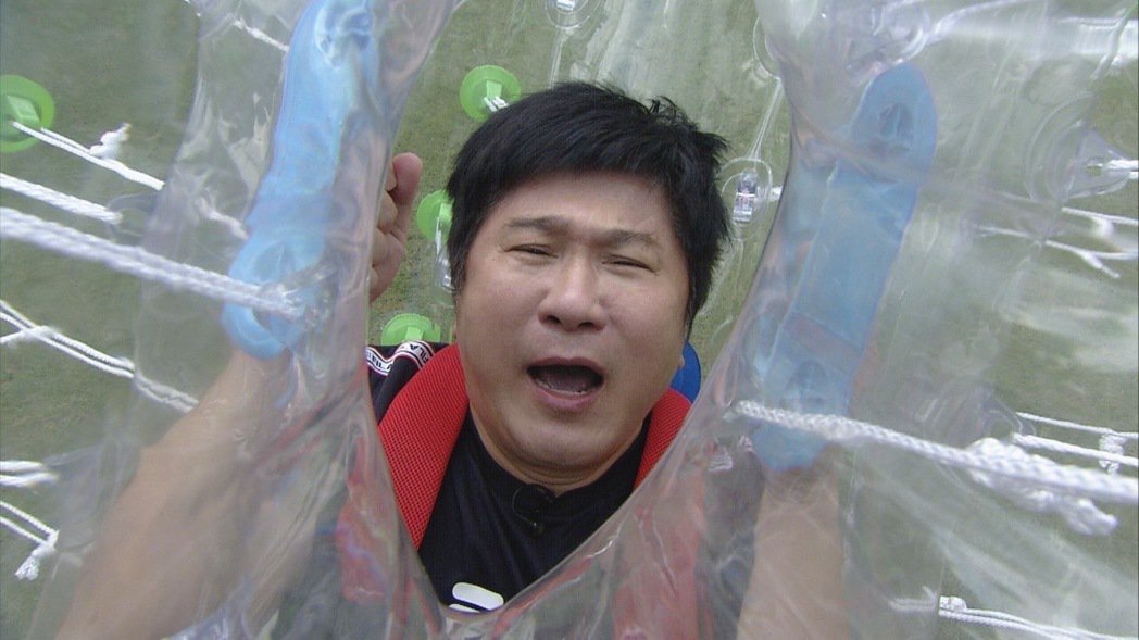 胡瓜示范新游戏在充气球里被滚到头晕