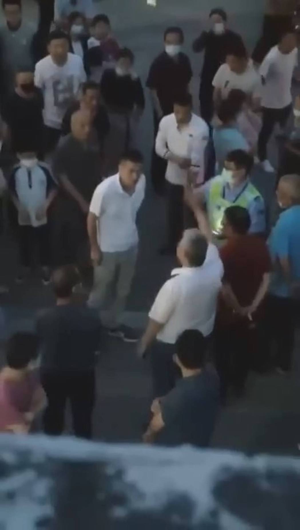 父当街逼女儿分手男友一句话意外曝光「男男恋」