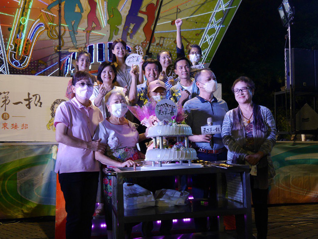 杨贵媚跳过挺大肚「嫁对好老公」 现身高雄为儿庆生