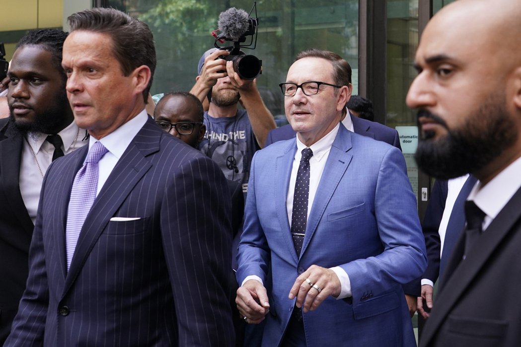 凯文史贝西伦敦出庭否认性侵指控