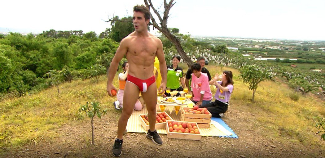 只是想吃芒果男星竟脱到剩内裤全场女星大叫「别晃」