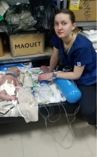 乌克兰孕妇地铁站产子，哭喊：请给我的孩子一个未来！