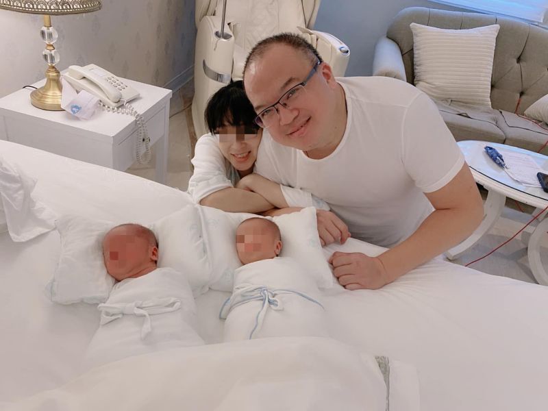 明金城妻子释出丈夫生前逗儿影片，父爱满溢的亲子互动惹人鼻酸