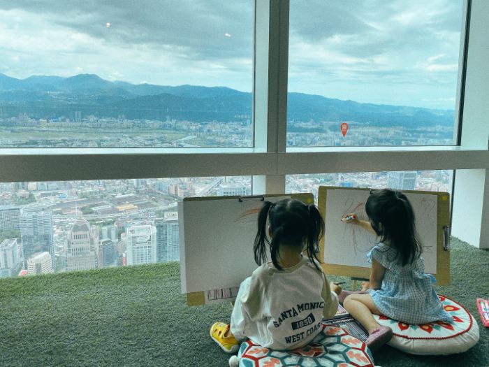 「暑期法式夏令营」!让孩子站在89楼画画、看电影、听故事,大人悠哉喝咖啡