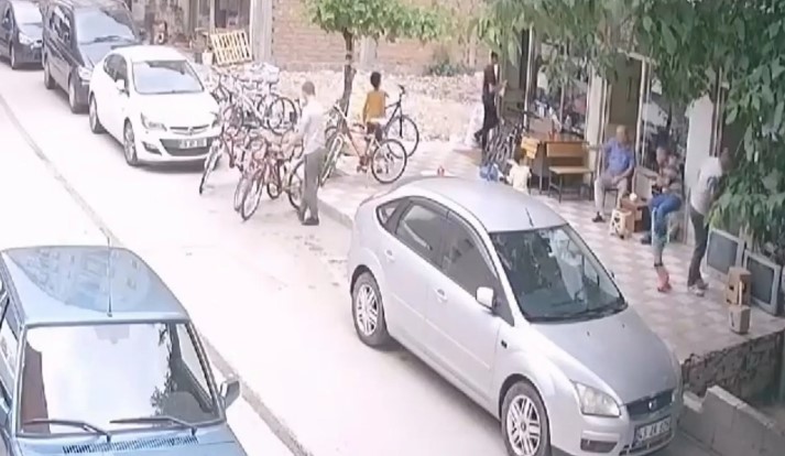 1岁娃不慎自阳台栏杆缝隙坠落！路过男子奇迹救命：以为被花盆砸到