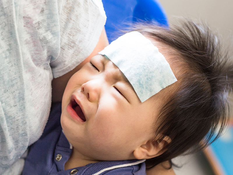 当孩子发烧时，爸妈第一时间该怎么做？