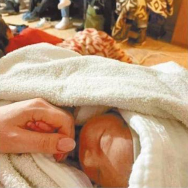 乌克兰孕妇地铁站产子,哭喊:请给我的孩子一个未来!