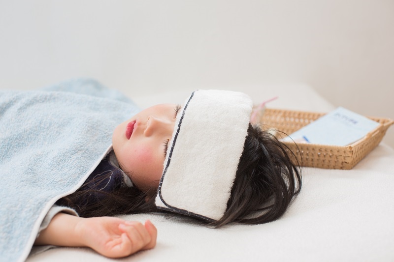 当孩子发烧时，爸妈第一时间该怎么做？