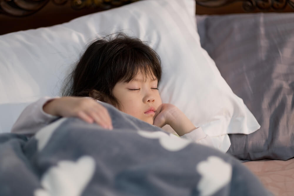 10岁男童发育晚4年、身高只有110公分，竟是「1睡觉习惯」所致！