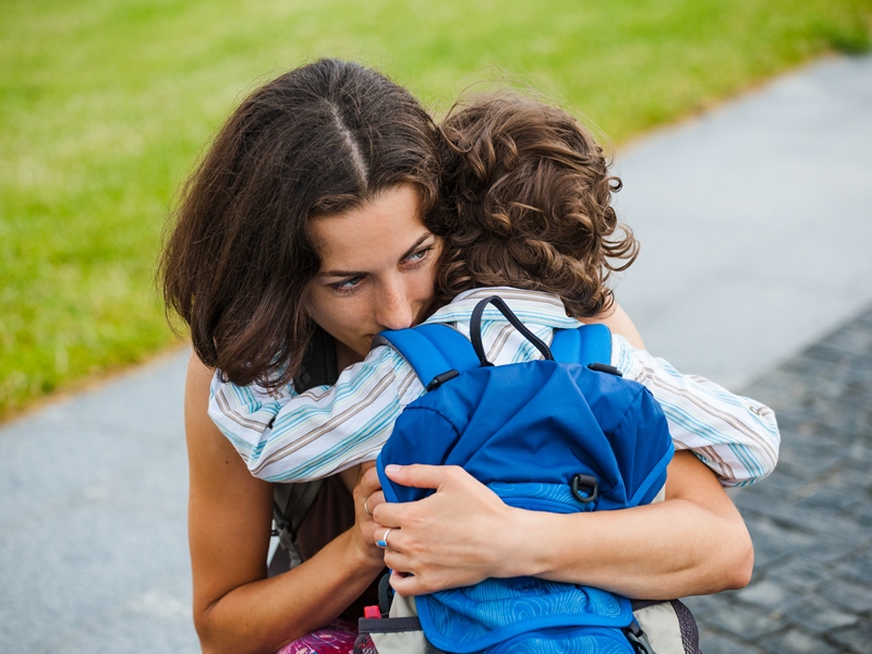 和爸妈分开就哭天抢地，6招克服孩子的分离焦虑