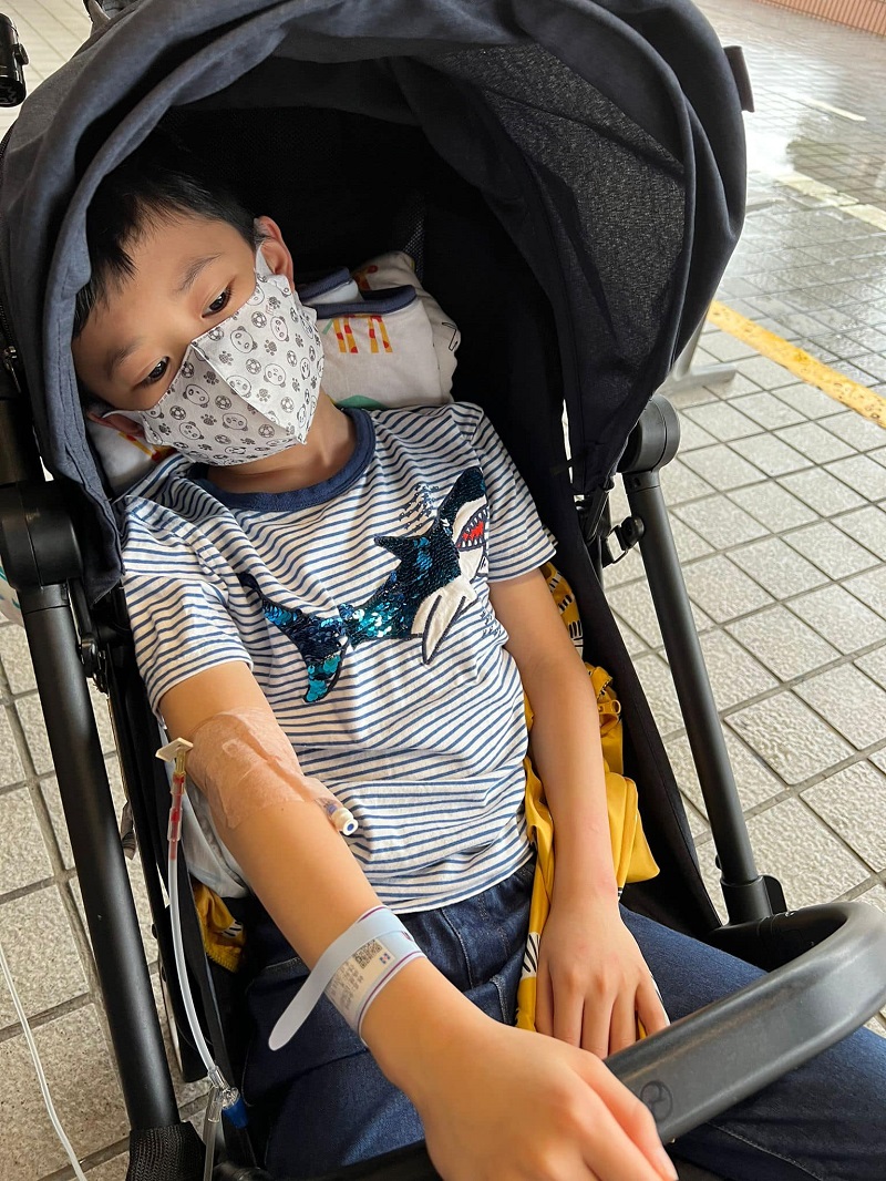 7岁儿确诊看似好转，却出现脚痛、踮脚尖走路或无法行走，小心是「横纹肌溶