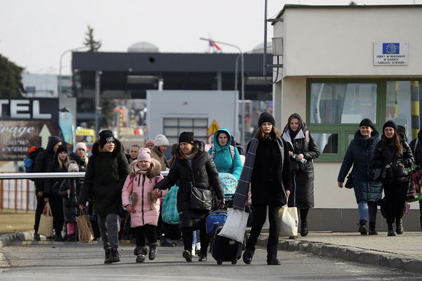 波兰妈妈丢婴儿车至车站只为这用途！网友鼻酸：妈妈帮助妈妈就是最美的事