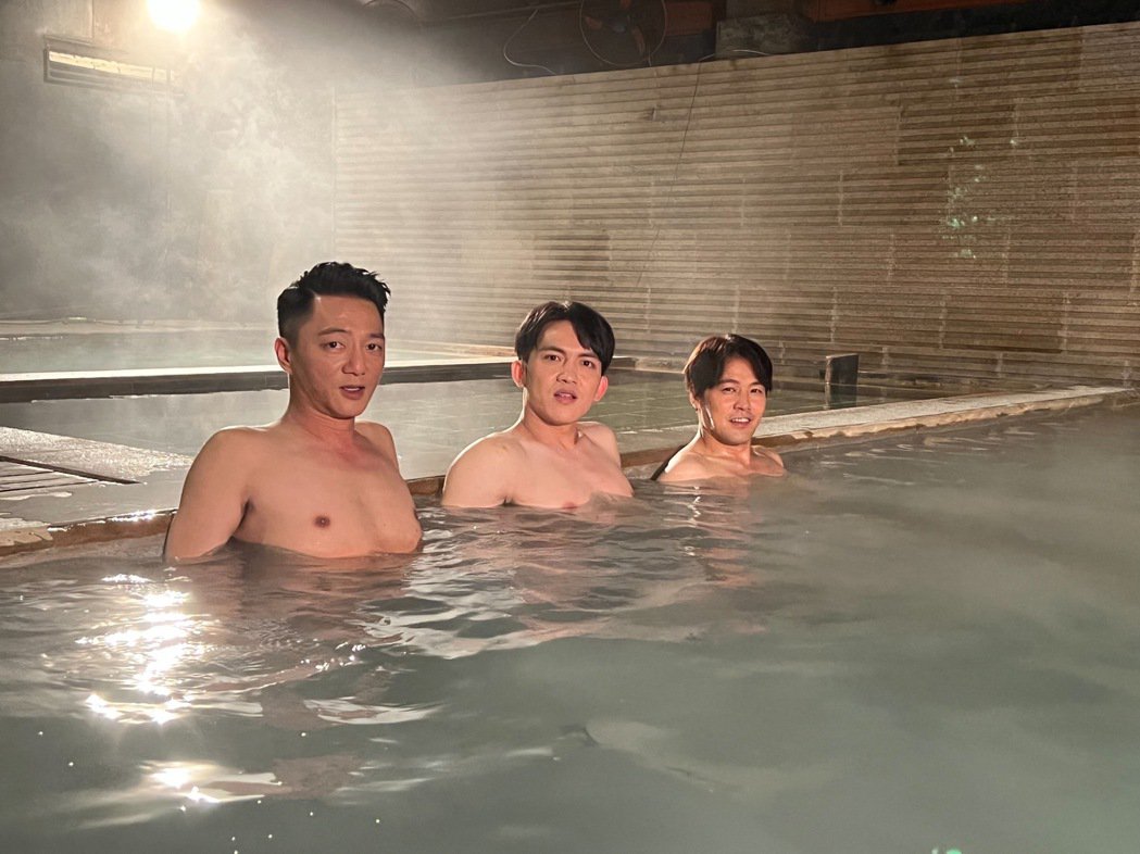 「黄金岁月」3男裸身泡汤竟爽到忘记摄影机在池中睡著