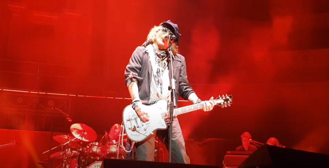 诽谤案宣判前强尼戴普连两天英国演唱会献唱