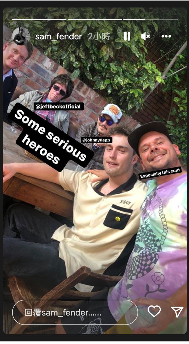 强尼戴普官司获胜人在酒吧享受胜利开心击掌狂欢