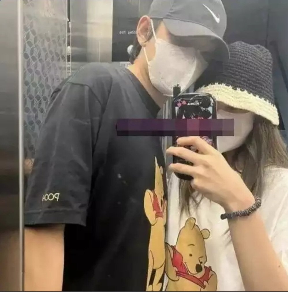 爱情36计Jennie和V又有亲密照外流！甜穿情侣装黏紧紧