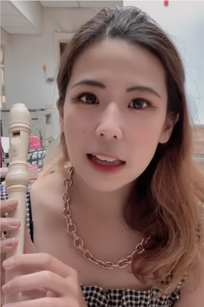 爽爽猫新朋友「小劳抚」人气随正妹小学老师直笛爆红