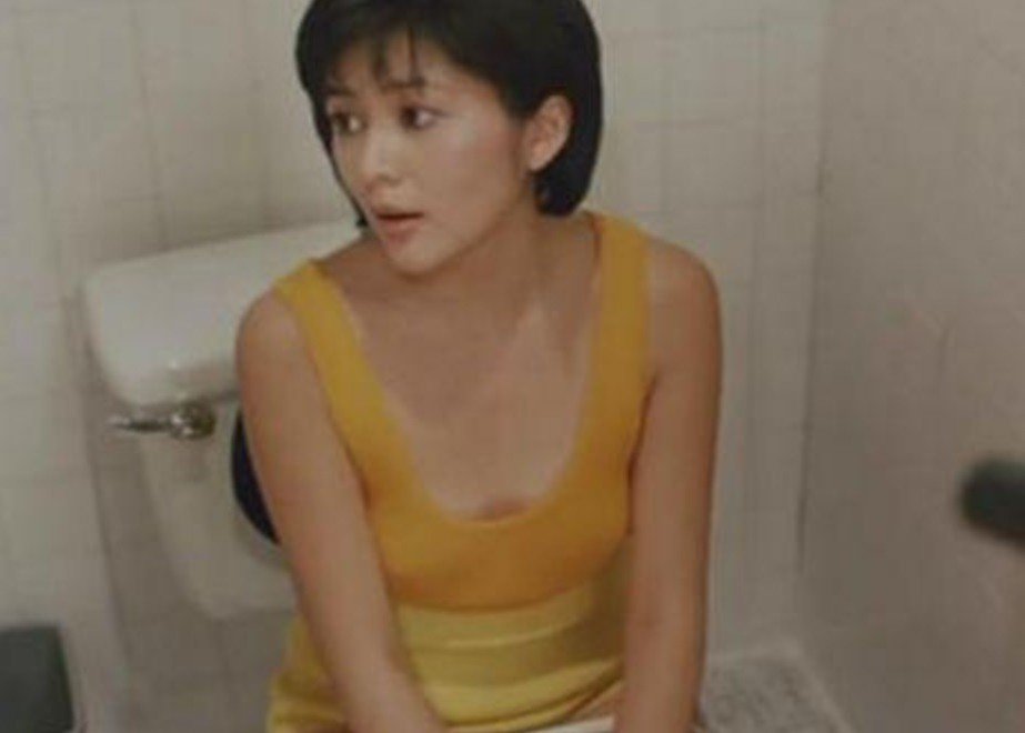 关之琳「夏日福星」湿衫、两点「隐现」险遭罚